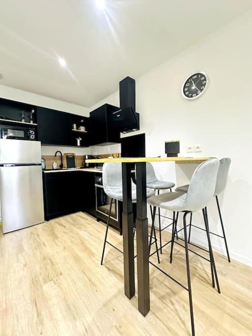 Jungle Appartement Avec Terrasse Laon Exterior foto